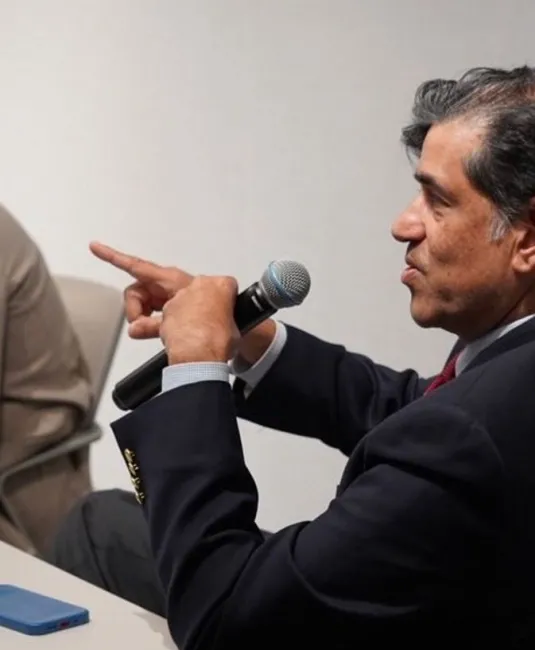 Dr. Farouc Jaffer moderating a session